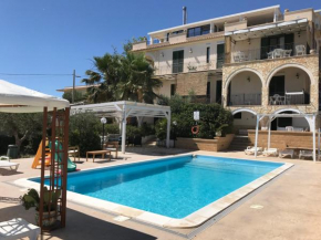 Villa Ceni appartamenti con 2 camere più servizi in villa con piscina, Marinella